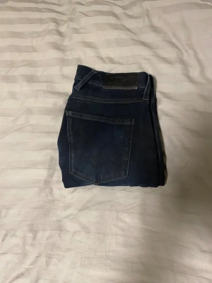 Replay - Tjena! Säljer dessa riktigt snygga Anbass jeansen för endast 350kr. | Nypris - ca 1200kr | Skick - 7/10 | Size - W28 L30 | Medföljer - Inget Og/Tags | Tveka inte att höra av dig ifall du har frågor eller funderingar!