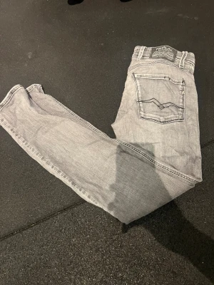 Replay grå jeans straight fit - Snygga grå jeans från Replay anbass i bra skick. Storlek w28 l32 välanvänd. Skickar direkt