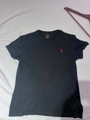 Svart ralph lauren t shirt - Som ny. Något urtvättat skriv vid frågor!