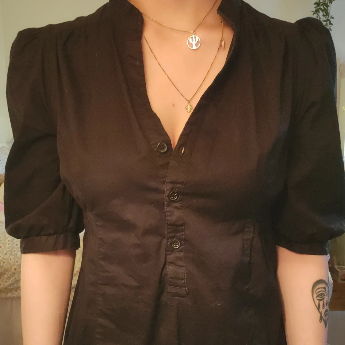 Svart kortklänning med puffärm - 1