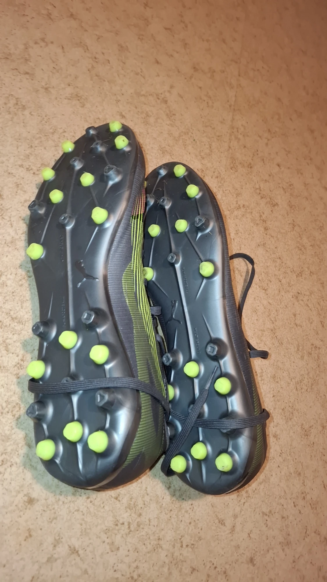 Puma Ultra svarta och neon fotbollsskor