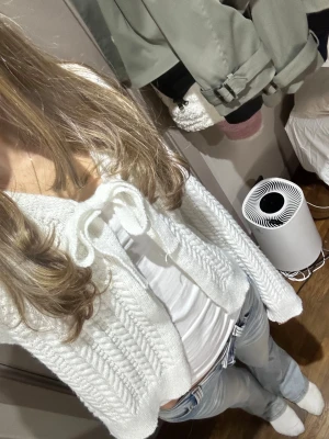 Vit kofta - Vit kofta med knyte står inget märke i. Aldrig använt