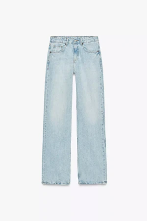 Wide leg jeans - Säljer dessa wide leg jeans med medelhög midja från Zara! Helt nya, prislapp kvar. Säljer pga tyvärr för små för mig💘💘 strl 32