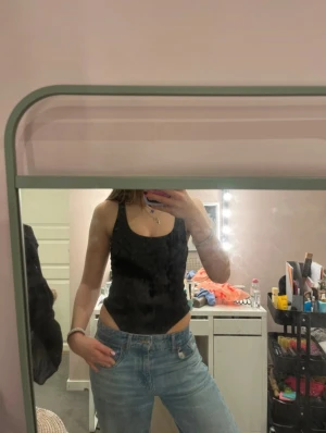 Svart body från H&M - Säljer en svart ribbad bodysuit från H&M! Köpt förra sommaren använd en gång🖤
