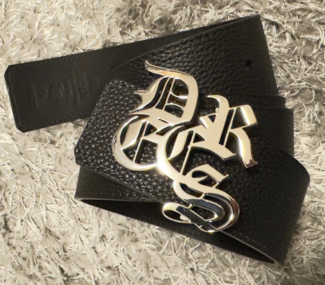 Elegant svart bälte från Decrese Sweden i 100% äkta läder med silverfärgat metallspänne. Stilrent - 3