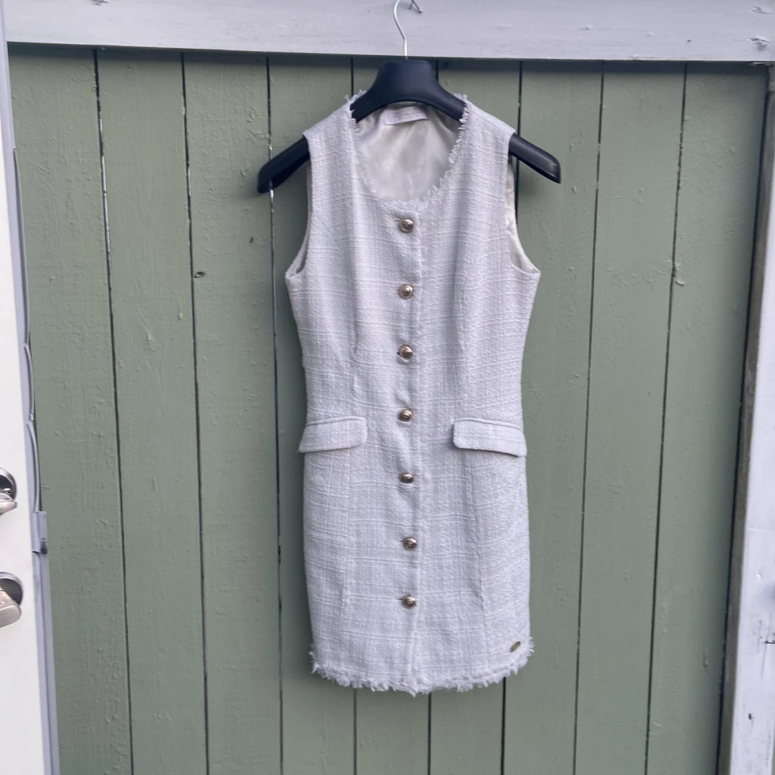 Vit ärmlös kortklänning med knappar