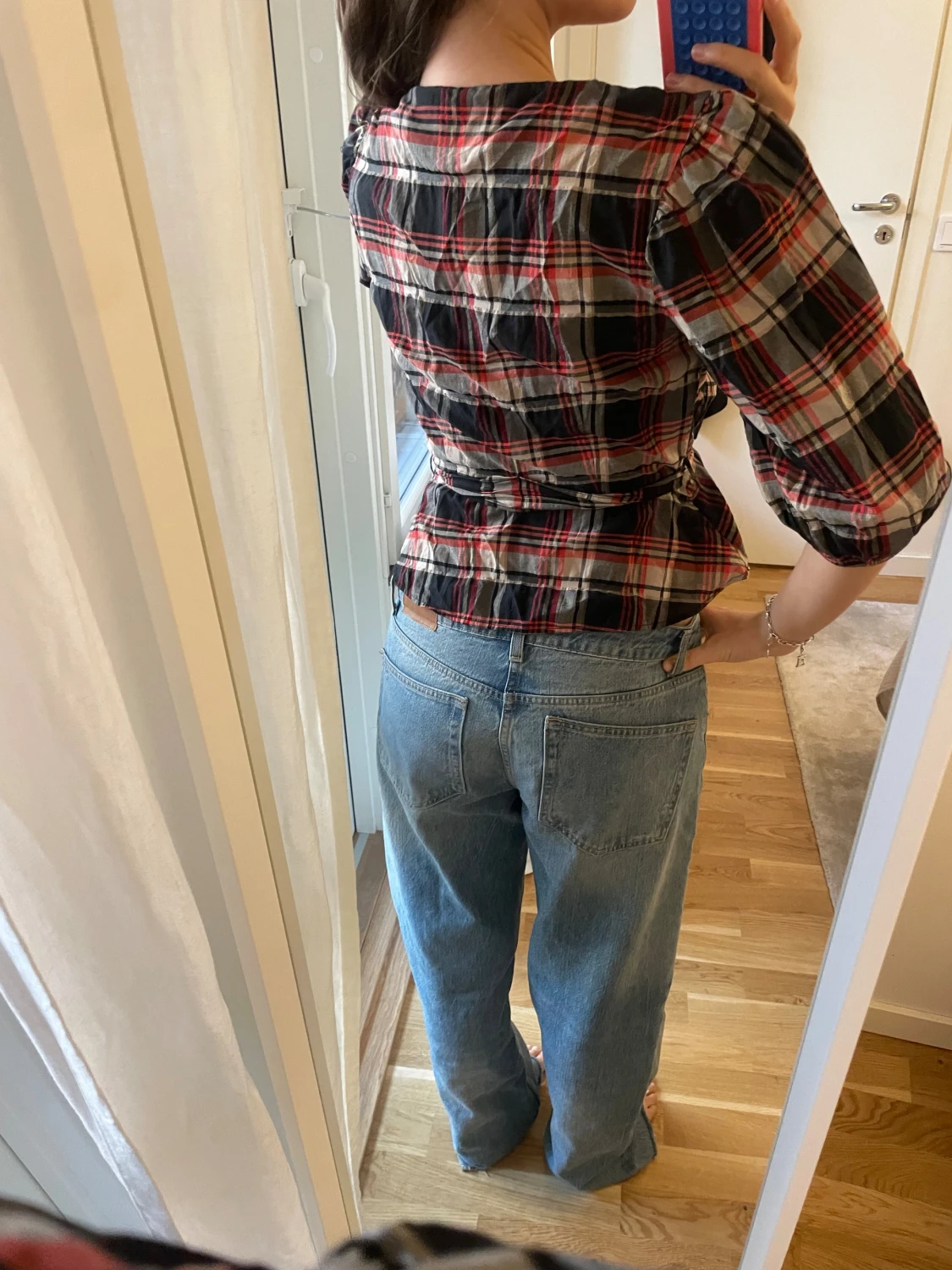 Rutig omlottblus med puffärm - 4