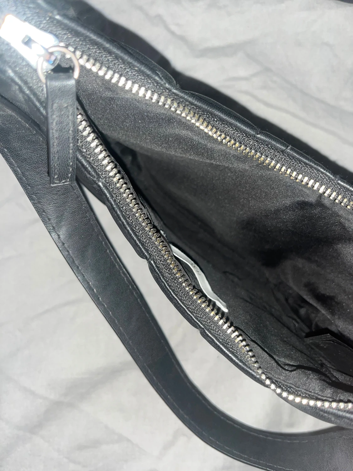 Svart quiltad axelväska i skinn - 1