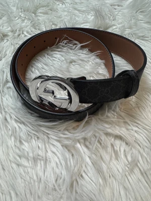  G bälte  - Säljer ett stilrent svart bälte för ett bra pris. Bältet är gjort i skinn och har en elegant, smal form som passar till jeans eller kostymbyxor. Perfekt för dig som vill ha en lyxig detalj i din outfit.
