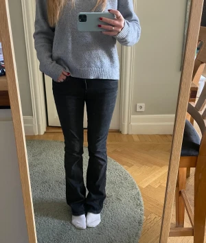 Svarta bootcut jeans - Snygga svarta jeans med bootcut-modell 