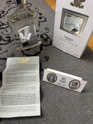 Creed Virgin Island Water 100ml - Exklusiv parfym från Creed, Virgin Island Water. 100 ml flaska. Skapad i Paris med noggrant utvalda essenser och naturliga ingredienser. Perfekt för dig som vill sticka ut med en lyxig och unik doft. Tillverkad i Frankrike.