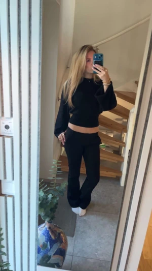 Svart stickad - Stickad tröja från gina som går in i midjan och mer flowig vid armarna. Använd fåtal gånger och säljer för att den ej kommer till användning. Jätteskönt mjukt material som är bekvämt mot kroppen.