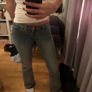 Cheap Monday - Säljer dessa snygga jeans från cheap monday, weekeay i färgen puddly blue eftersom de är för små för mig! De är i storlek 27/30 men är uppsprättade så de passar perfekt för mig som är 167. De är dock små i storlek och passar som en xs/s