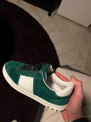 Valentino Flycrew - || Feta Flycrews i topp skick💫|| Alla nitar kvar || Får med certifikat och påse || Storleken är 40 men den är något stor i storleken (26,5 cm) || Bara att höra av er vid frågor!🤝