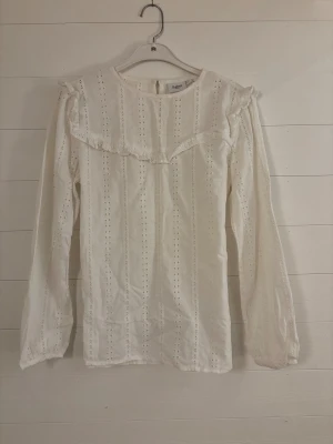 Vit spetsblus från Saint Tropez - Supersöt vit blus från Saint Tropez i storlek M. Blusen har lång ärm och använd ca 3 ggr.