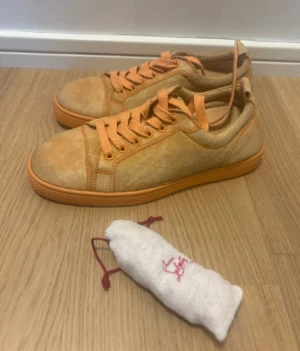 Christian Louboutin shoes - Ett par riktigt feta loubs. Den har storleken 41 : 7,5. De är bara lite smutsiga men allmänt skon är fin men riktigt fina loubs för billigt pris. Nypris ca 7000