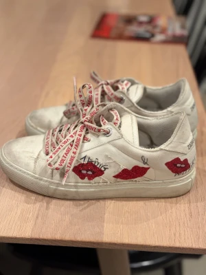 Zadig Voltaire skor  - Fina Zadig Voltaire skor som inte går att köpa längre🥰 storlek 37! Köpte för 3500 och säljer för 1500kr  ( tvättar de innan jag säljer ) 