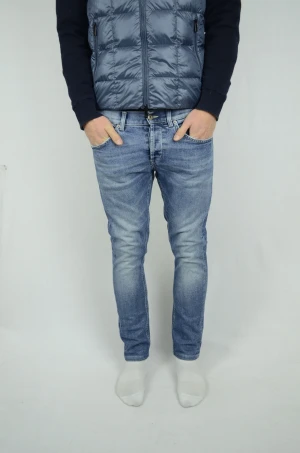 Dondup George nyaste modellen  - DONDUP JEANS NYASTE MODELLEN  Storlek : W32  Modell : George  Mått : A = 42CM - B = 95CM  Användning : Jeansen är i ett väldigt fint skick utan defekter  Nypris : Cirka 3000SEK  Modellen på bilden är 182CM och väger 76KG