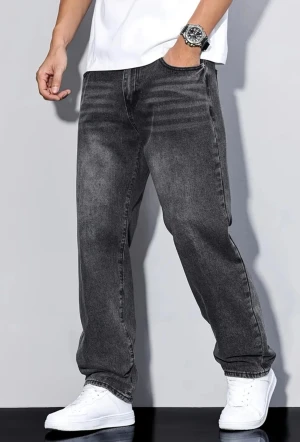 Svarta baggy jeans i loose fit - Säljer ett par svarta jeans med tvättad look och baggy passform. Jeansen har klassisk femficksdesign, raka ben och är tillverkade i denim. Perfekta för dig som gillar en avslappnad och trendig stil.