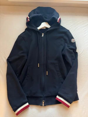 Moncler Maglia zip  - Marinblå Moncler Maglia zip storlek L/M inga skador nfc och qr kod fungerar 