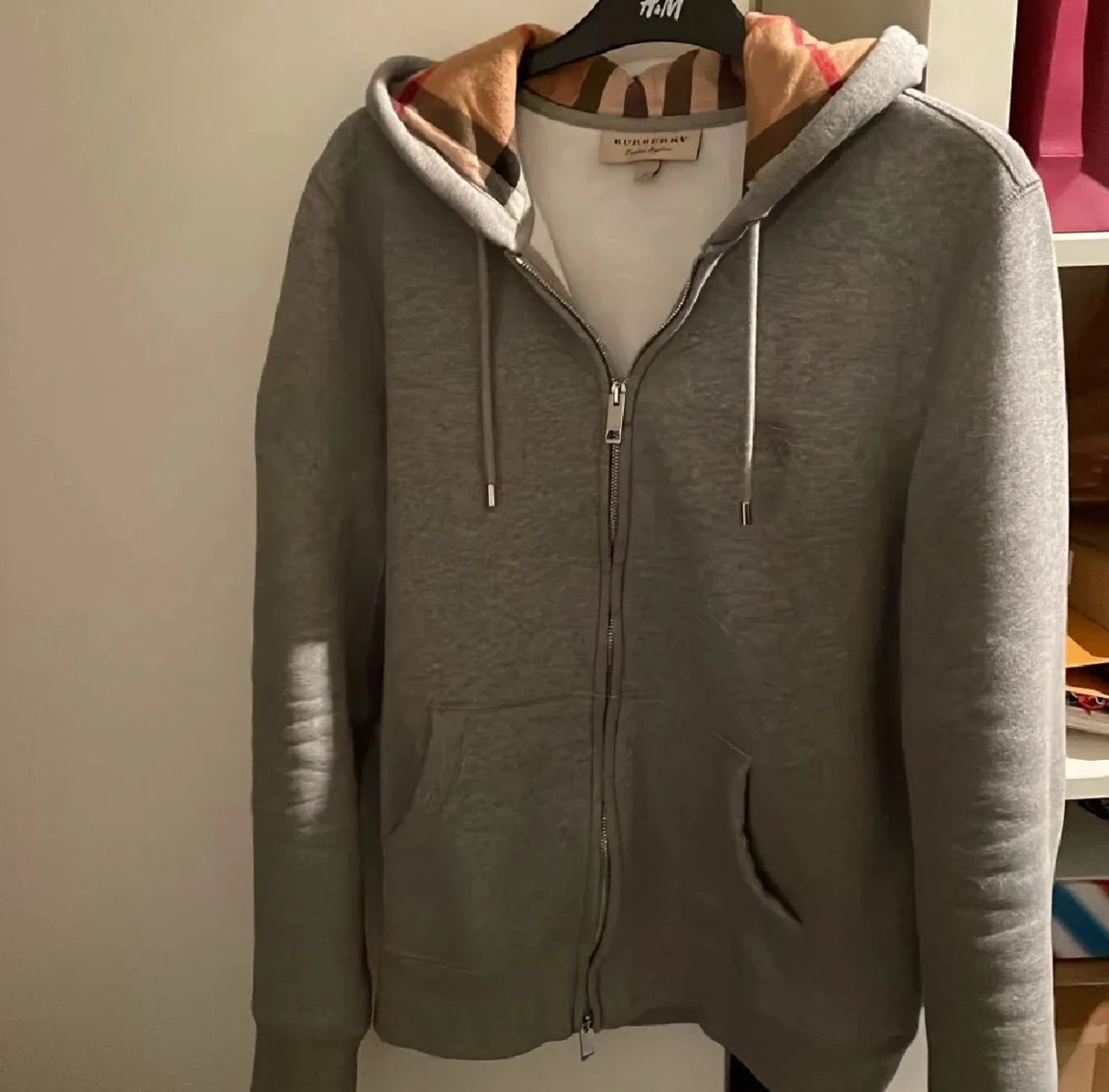 Grå hoodie från Burberry med dragkedja