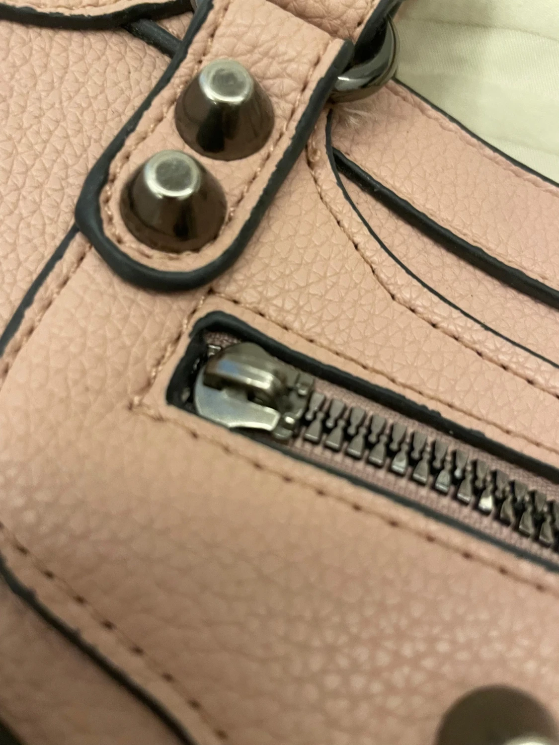 Rosa väska med nitar - 1