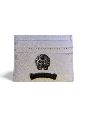 Vit plånbok från Chrome Hearts - Snygg och stilren vit plånbok från Chrome Hearts i äkta skinn med metallplaketter framtill. Plånboken har flera kortfack och en clean design med grymma detaljer. Perfekt för dig som vill ha något unikt och lyxigt i fickan.