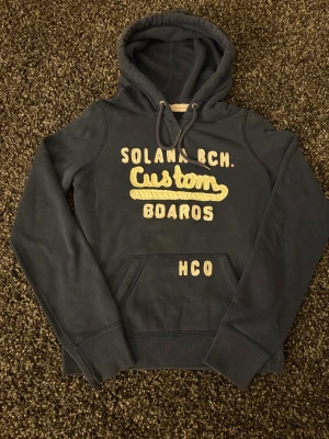 🔥 Hollister hoodie – Sjukt Eftertraktad! M=xs - 🔥 Extremt eftertraktad Hollister-hoodie.            stl M=xs, skick 8/10 🔥 Black Week-REA! Passa på medan priset är sänkt – det här är en av Hollisters mest populära modeller och den dyker nästan aldrig upp. Sitter perfekt, sjukt snygg och funkar till ALLT.  Den här kommer försvinna direkt – folk brukar köpa såna här på sekunder. Först till kvarn. Köp nu innan någon annan hinner före!