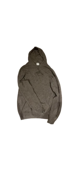 John Henric Hoodie - Säljer denna fina Cashmere hoodie i strlk XL men passar bättre som en L | själv använder jag alla mina kläder i M o den passar men lite stor | Lite defekter som ni ser på bilderna då den är syd vid luva, axel och Handelden | skriv vid intresse elelr frågor!
