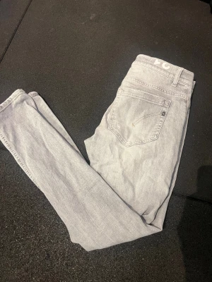 Ljusgrå george jeans från Dondup - Snygga ljusgrå jeans från Dondup, tillverkade i Italien. Modellen är george skinny fit storlek 31, tvättad väl och välanvänd. Skickar direkt