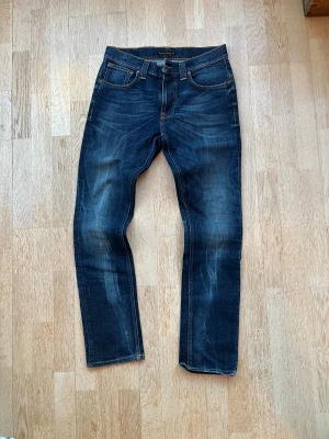 Nudie Jeans - Nudie Jeans med tvär fet tvätt | Storlek: W32 W32 | Modell: Tape Ted | Passform: Raka | Färg: mörkblå | Skick: Mycket bra! | Hör av dig vid frågor och funderingar!