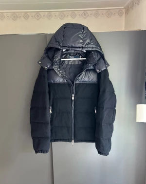 Ralph lauren glossy jacket - NYSKICK, inga defekter. Storlek M passar dig som är mellan 180–195 cm ungefär. Nypris ca 7000 kr. Modellen är 184 cm, 78kg. Äkthet garanterad – Kolla bara QR koden! Passar bra nu till vintern. Skriv för mer information!🤝