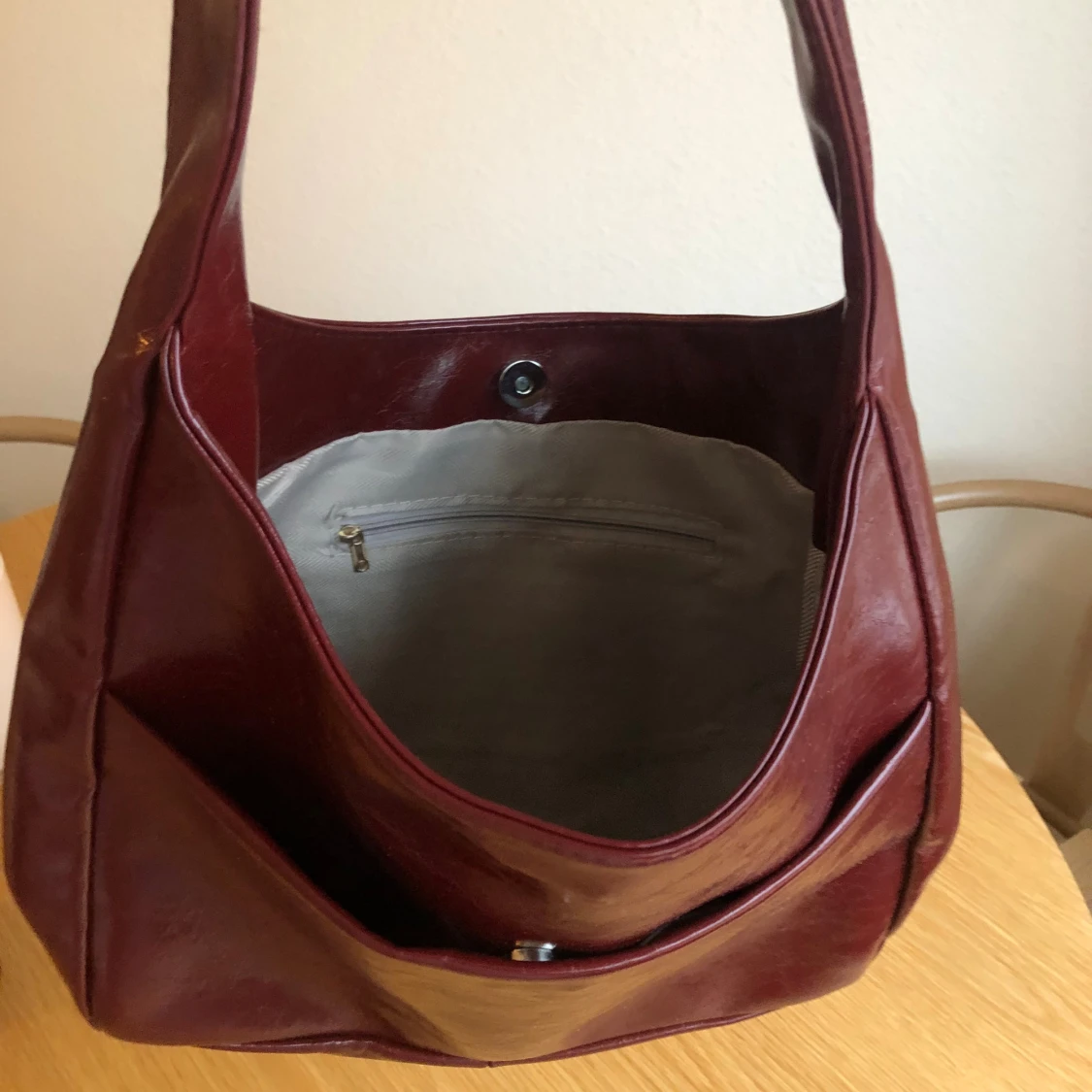 Vinröd axelväska  - 1