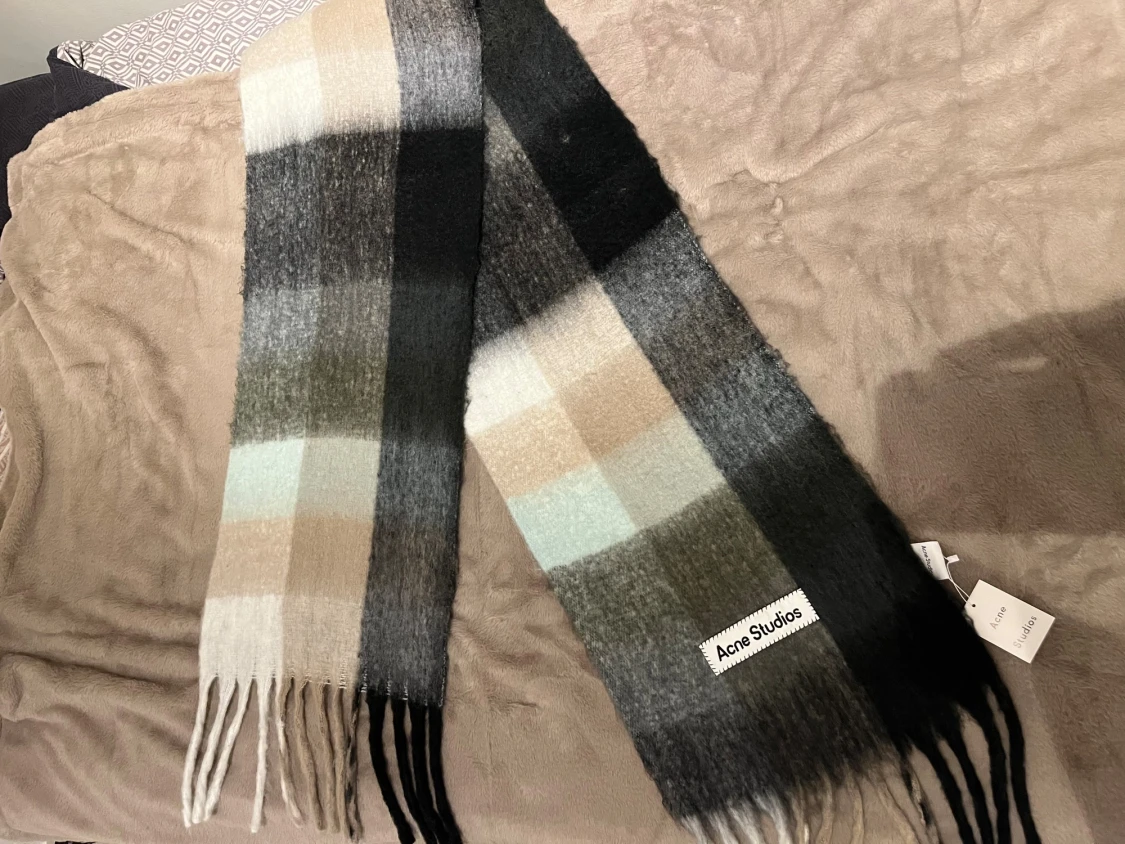 Rutig halsduk från Acne Studios