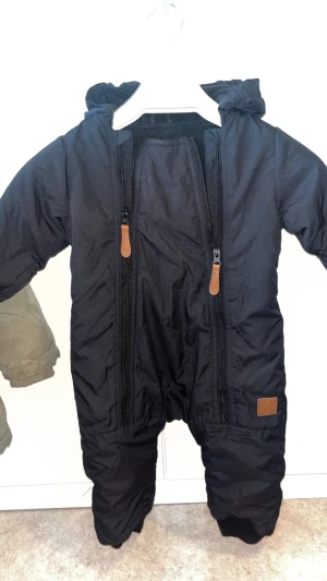 Vinter overall för barn - Fin och varm vinter overall för små barn, fleece material inuti som håller värmen. Helt ny utan prislapp. Storlek 9-12 månader 
