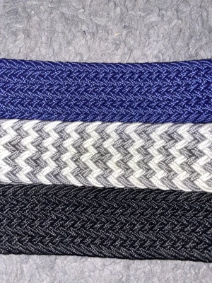 3 snygga flätade bälten i olika färger - Säljer tre flätade bälten med metallspänne. Ett är marinblått med blått skinn, ett är svart med svart skinn och ett är gråvitt med grått skinn. Alla har ett coolt zigzag-mönster och passar perfekt till jeans eller chinos. Bältena är i olika storlek finns på bild 4 .