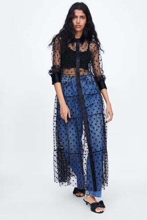 Transparent klänning med prickigt tyll-mönster - Elegant och feminin klänning i tyll med lekfullt prickigt mönster, lång ärm och klassisk krage. Perfekt för fest, middag eller en kväll ute – låter dig sticka ut med stil och subtil elegans.