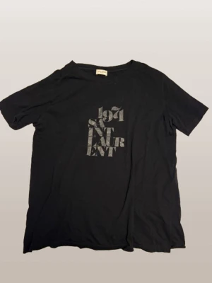 Saint Laurent T-shirt  - Svart Saint Laurent t-shirt med tryck | storlek M ingen defekt vad jag vet | kan gå ner i pris vid snabb affär