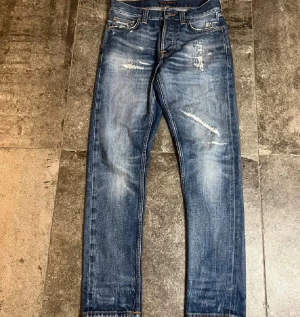 Nudie steady Eddie II selvedge jeans - Riktigt feta nudie selvedge jeans me stört snygga slitningar. Storlek 29/30, bara att höra av sig för fler frågor🙌🏼