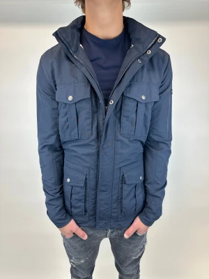 Woolrich Jacka - Hej! Säljer nu denna väldigt snygga och eftertraktade Woolrich Fieldjacka! Jackan är slutsåld överallt och går inte att få tag på… jackan är perfekt nu till vintern  Storlek L Ny pris: 6000 kr Säljs för: 1399 kr