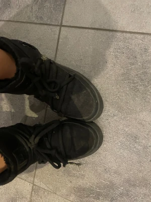 Svarta moon boots med snörning - Svarta vinter skor, ny pris 699kr ungefär, skriv privat om du vill ha fler bilder och mer information om något om skorna 💗💗