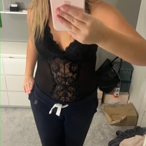 Spets body  - Säljer denna jättefina body. Vet tyvärr inte vart den är ifrån då jag köpte den på Plick men skulle gissa på hm/shein. Storlek L. Den är i jättebra skick. Pris kan diskuteras❤️