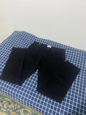 Jack and Jones svarta byxor - Säljer dem då dem jag köpte andra byxor, har inte använt så ofta och är väldigt svart det kanske man inte ser så bra av kameran, men ser man den på riktigt så är den väldigt fin och exakt som helt ny! Strl 32W och 34L KÖPT FÖR 750kr i butik!!!!!!