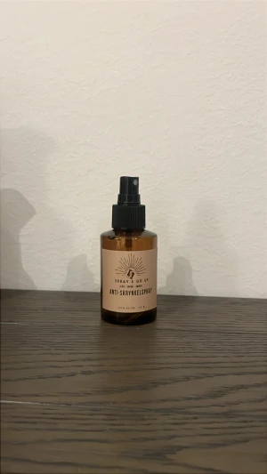 Spray & Go UF Anti-Skrynkelspray  - Skrynkelspray – få dina kläder att se nystrukna ut! ✨ Perfekt när du inte hinner stryka eller vill fräscha upp ett plagg snabbt. Spraya lätt, släta till och låt torka – skrynklorna försvinner och tyget får nytt liv.  Finns i härliga dofter: Fresh Cotton, Lavender och Fragrance Free för dig som vill ha det helt doftfritt.  Skonsam, superenkel att använda och perfekt både hemma och i väskan. Ett måste för en smidigare vardag!