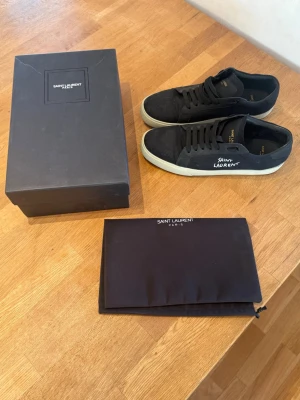 Svarta Saint Laurent sneakers - Har endast använt dem en gång så de är nästan i nyskick. Nypris 5000 mitt pris 2800 