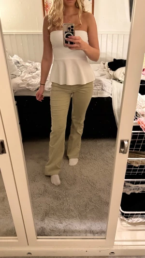 Bootcut jeans - Jättefina lågmidjade beige byxor med skönt material och de efterliknar jeans. De har bra fick där bak och fram samt knapp med dragkedja där fram. De kommer ifrån capture och är i storlek 38. De passar bra på mig som vanligtvis bär storlek 36 och är 165 cm lång, de är aningen långa på mig. Annars är det väldigt bra skick!