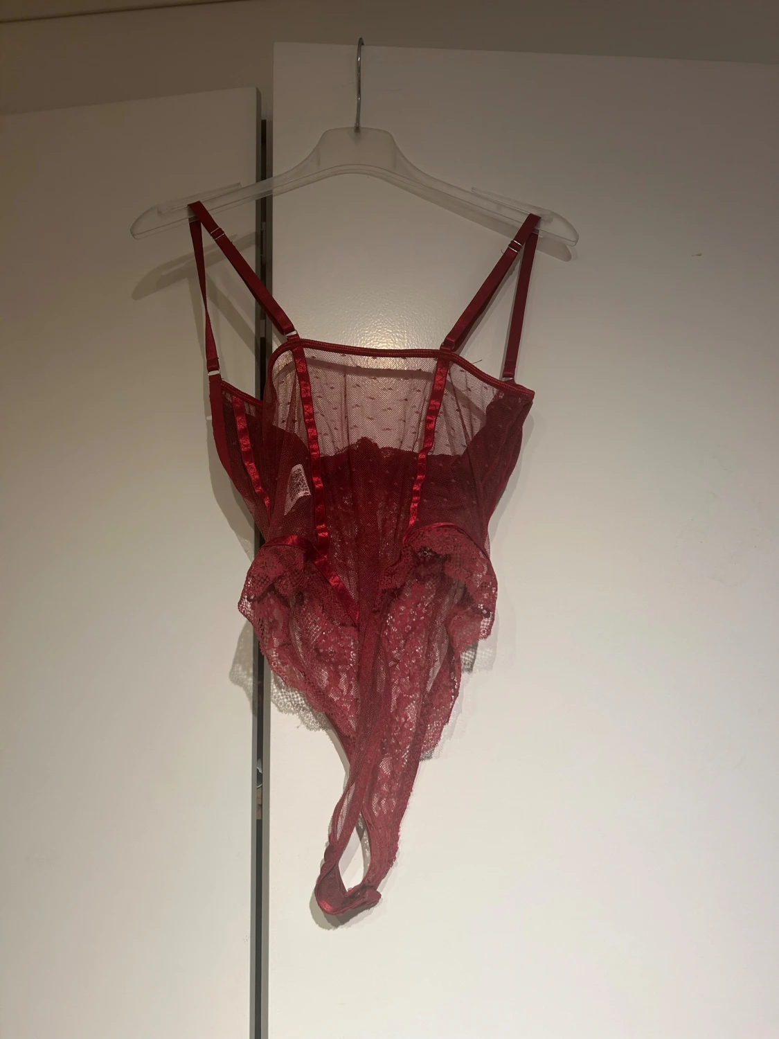 Röd spetskorsett med smala axelband - 1