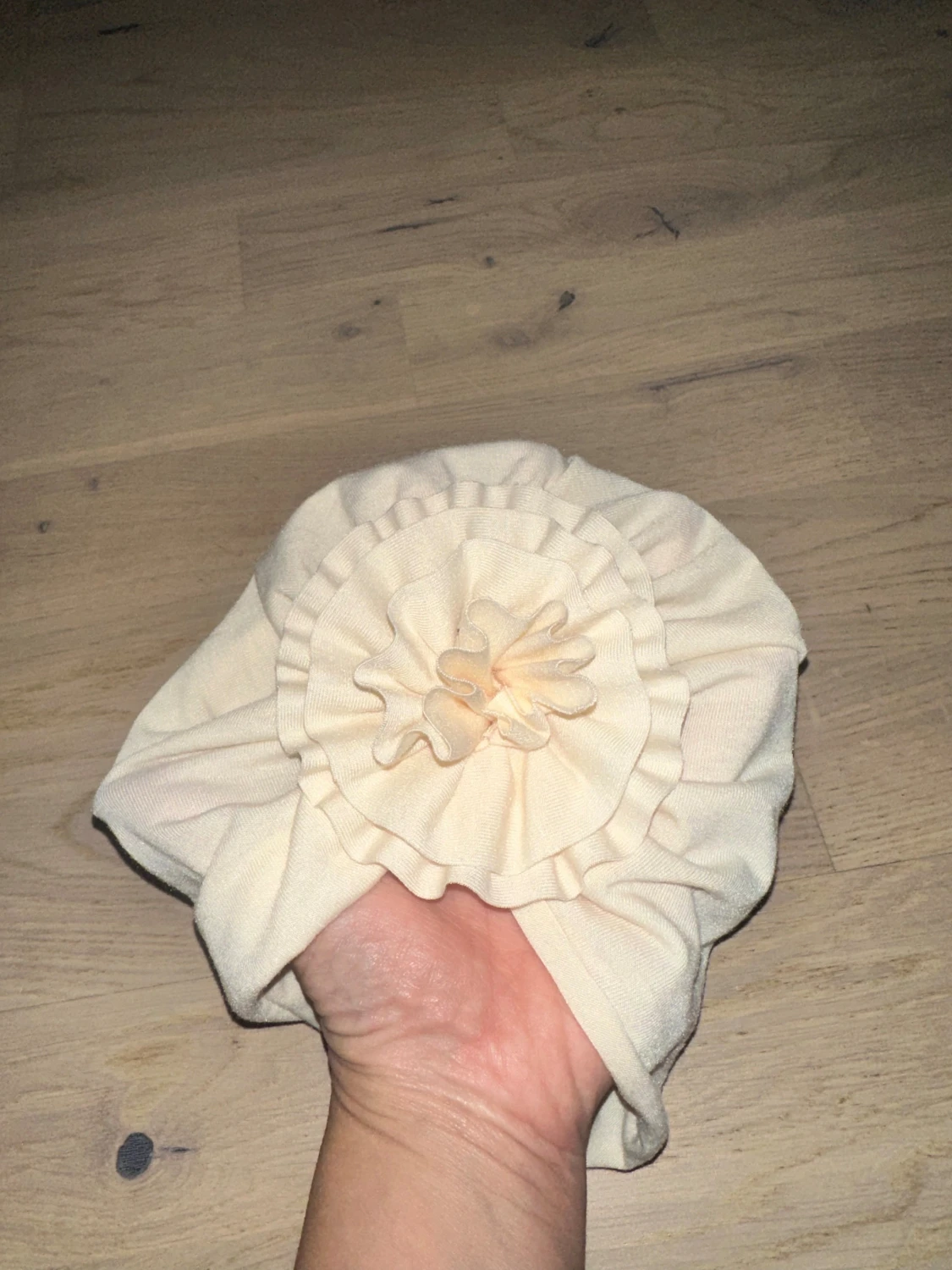 Beige turban med volangdetalj Beige mössa - 2