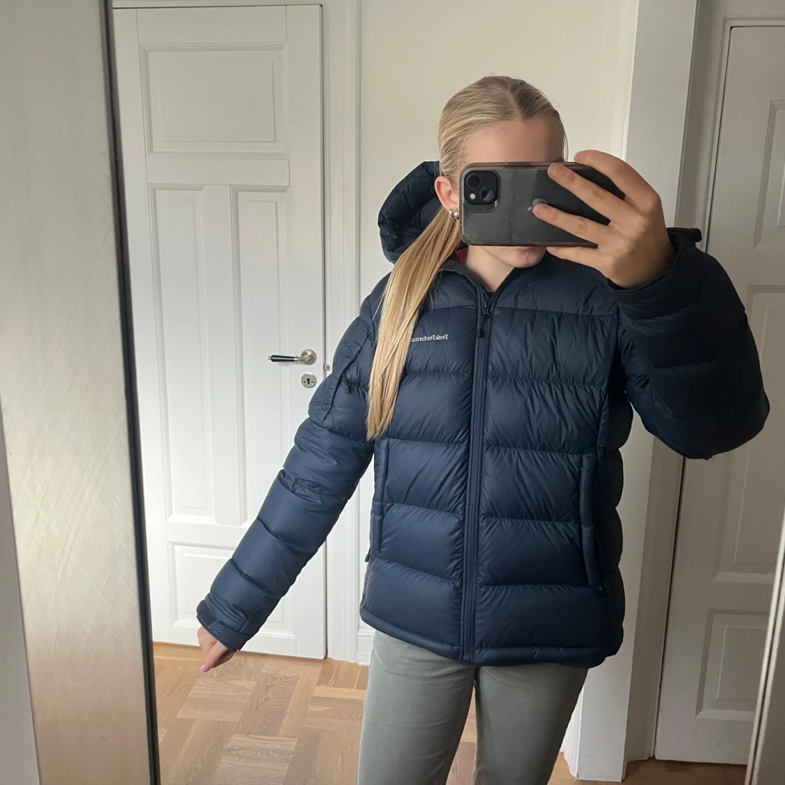 Mörkblå Peak Performance vinterjacka - 2