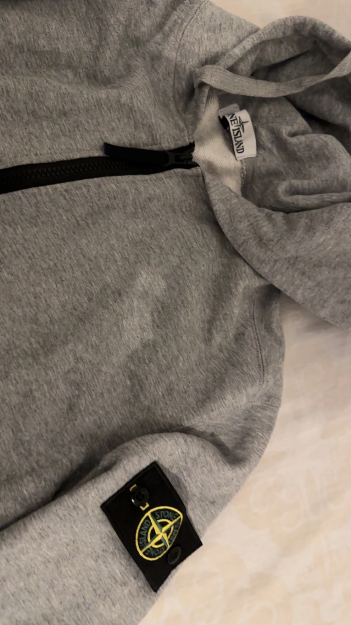 Grå hoodie med dragkedja från Stone Island  - 3